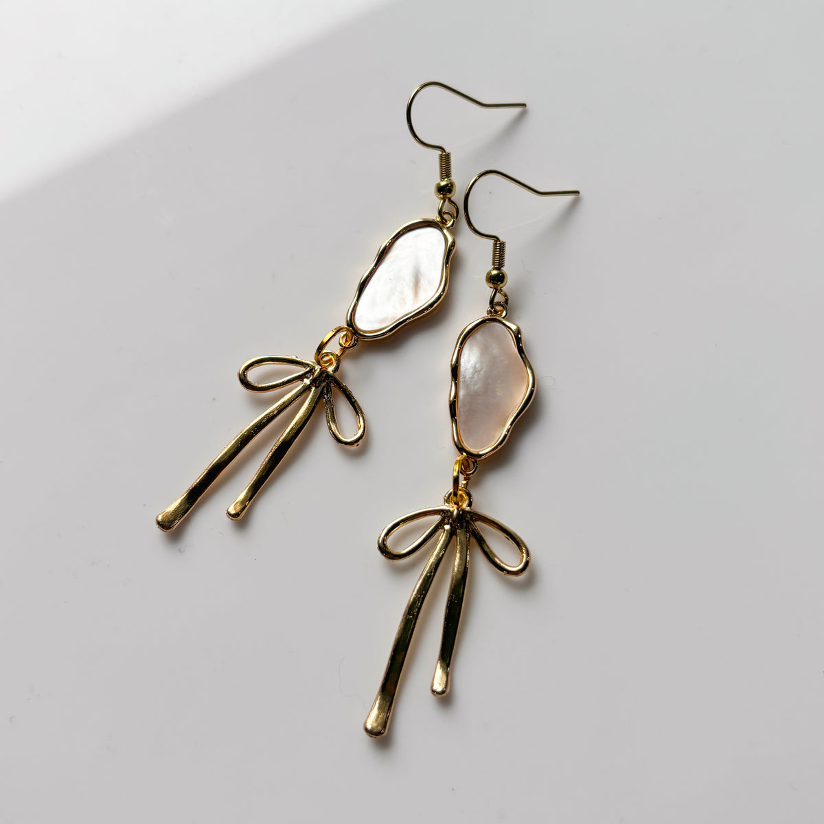 IRREGULAR PEARL & GOLD BOW CHARM EARRINGS