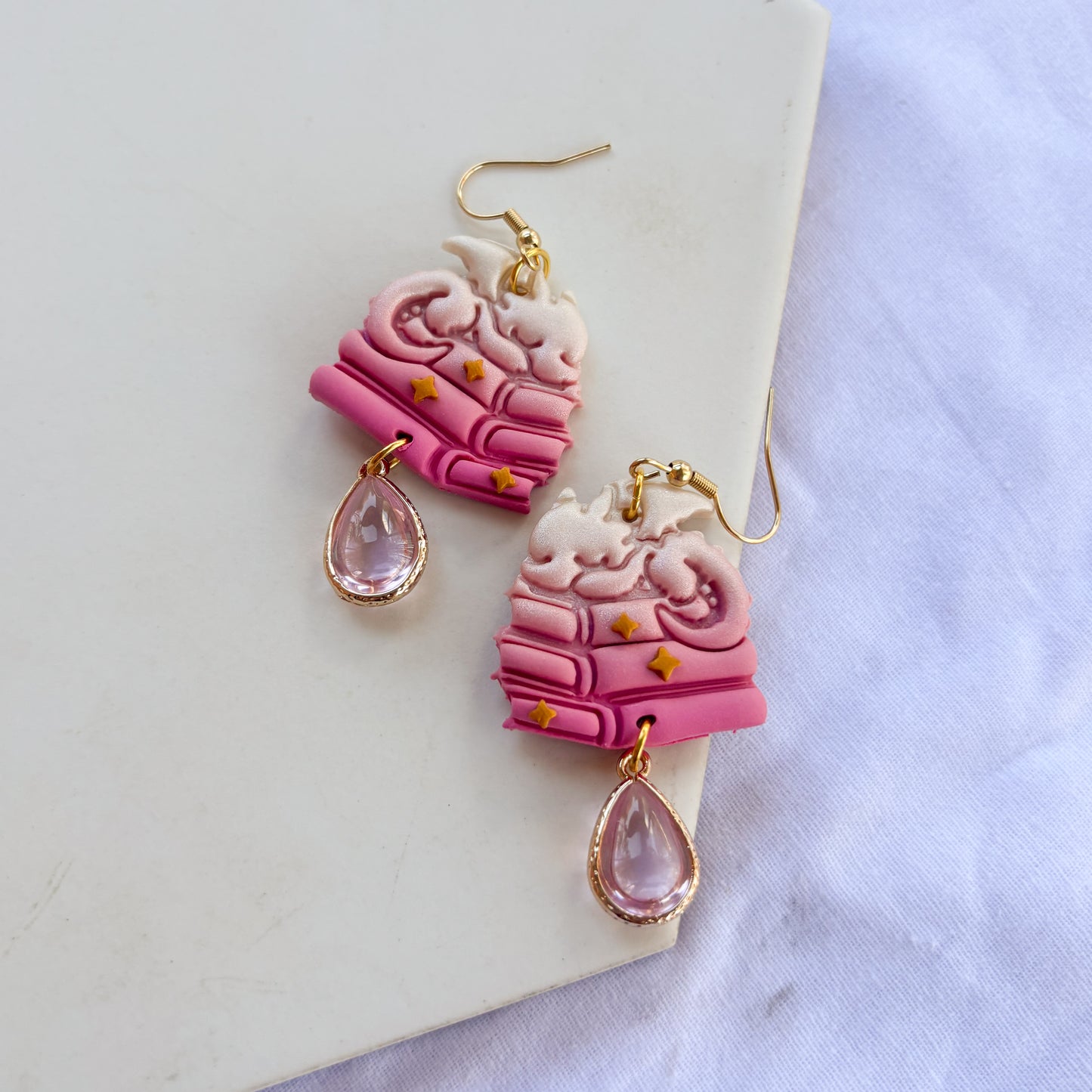 DRAGON ON BOOKS EARRINGS (PEARL PINK)