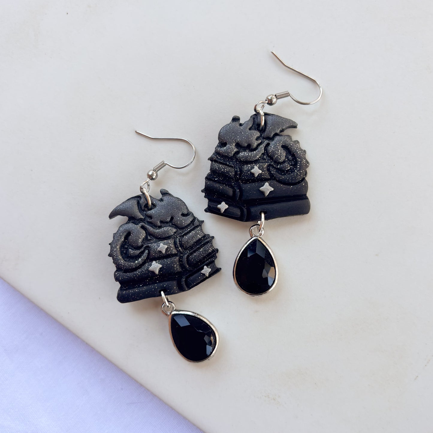 DRAGON ON BOOKS EARRINGS (GRAY METAL)