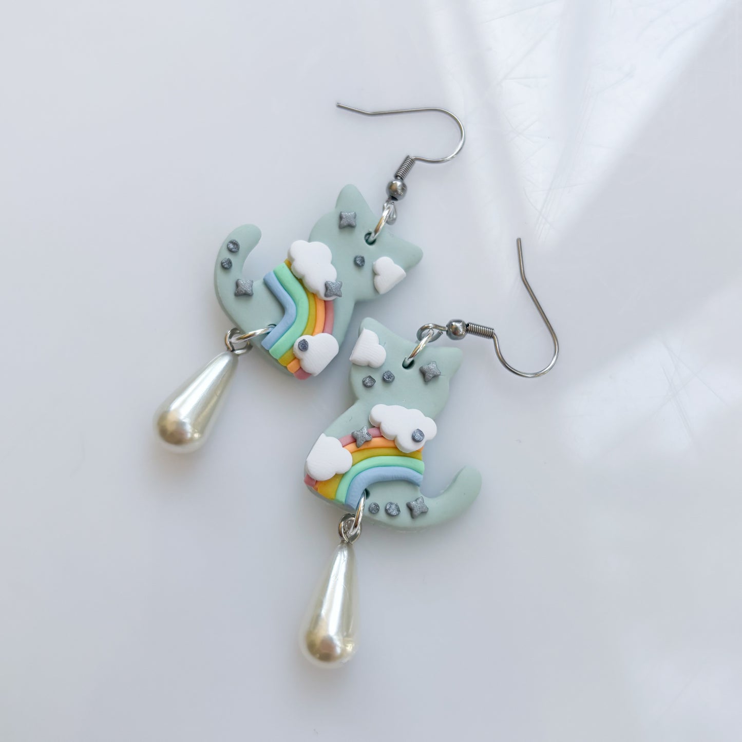 LIGHT RAINBOW CLOUDY CAT EARRINGS (SILVER)