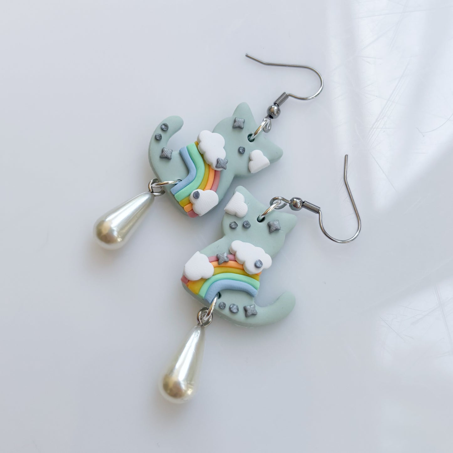 LIGHT RAINBOW CLOUDY CAT EARRINGS (SILVER)