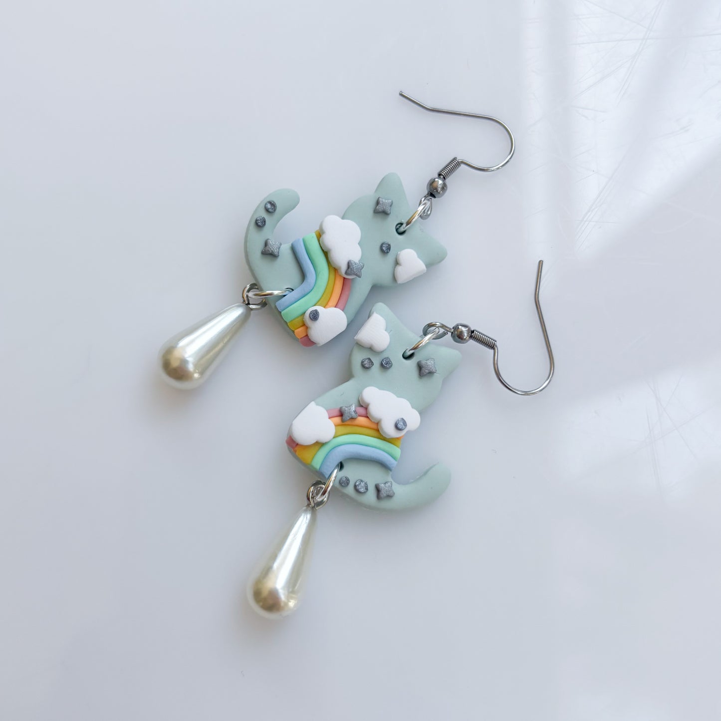 LIGHT RAINBOW CLOUDY CAT EARRINGS (SILVER)