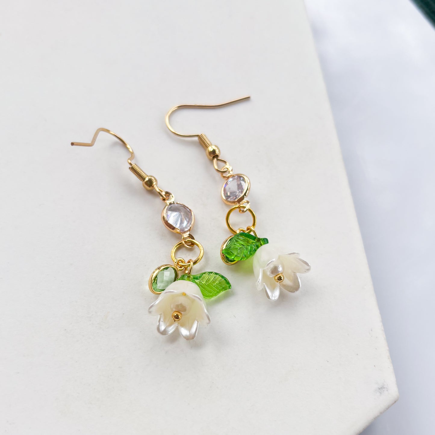 WHITE FLOWER CHARM EARRINGS