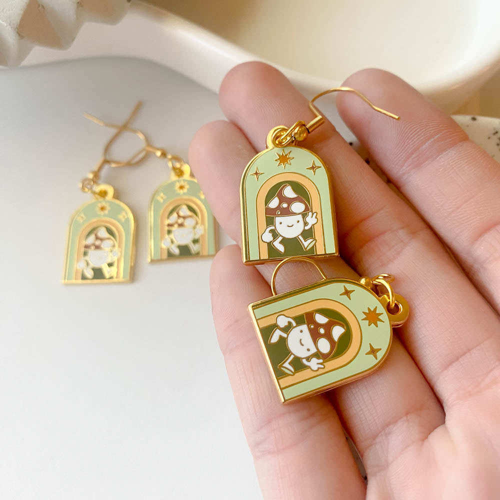 HAPPY MUSHROOM METAL EARRINGS (GOLD)