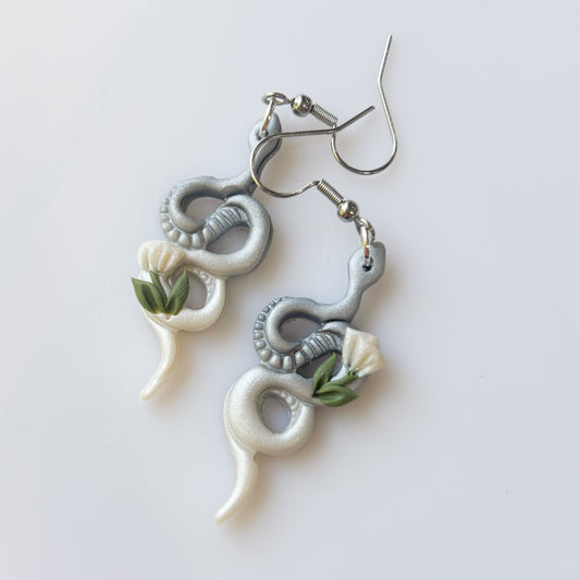 PEARLY SILVER FLOWER SNAKE EARRINGS