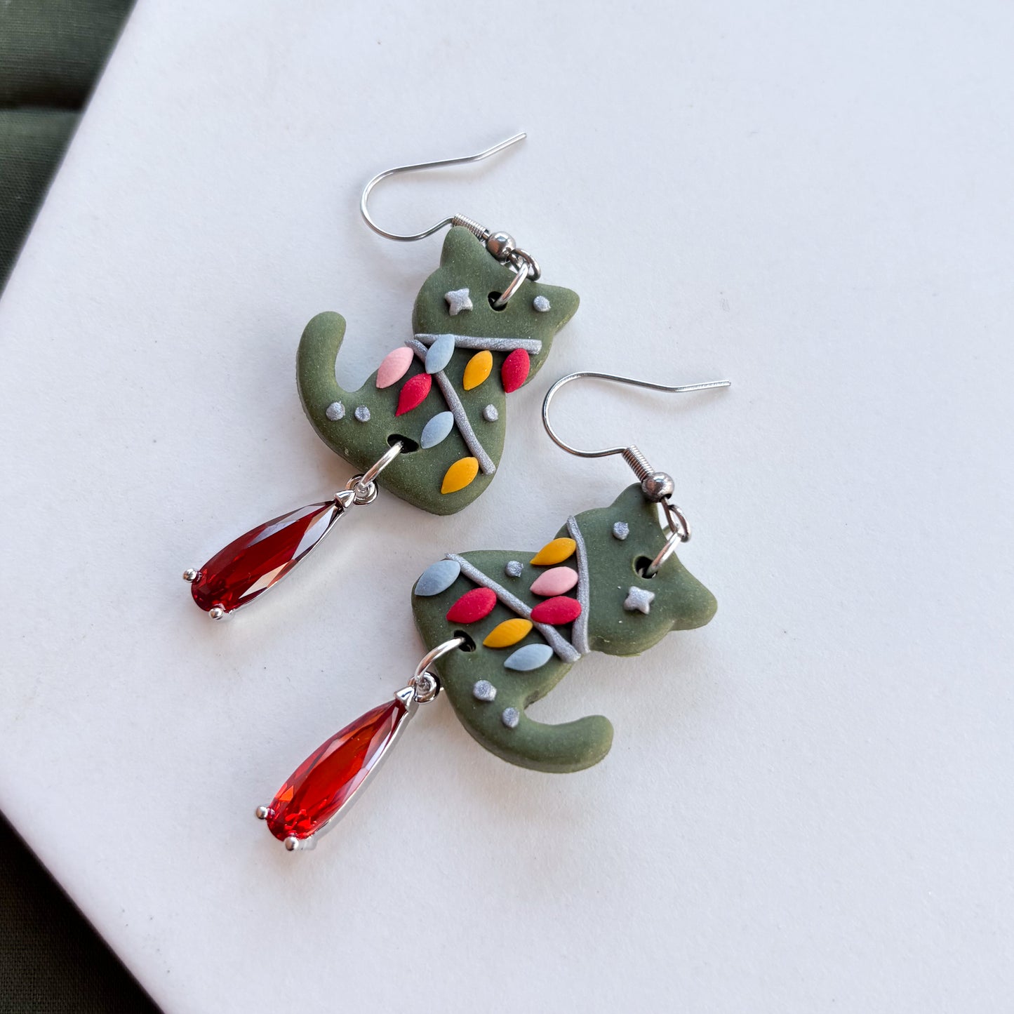 GREEN CHRISTMAS LIGHT CAT EARRINGS