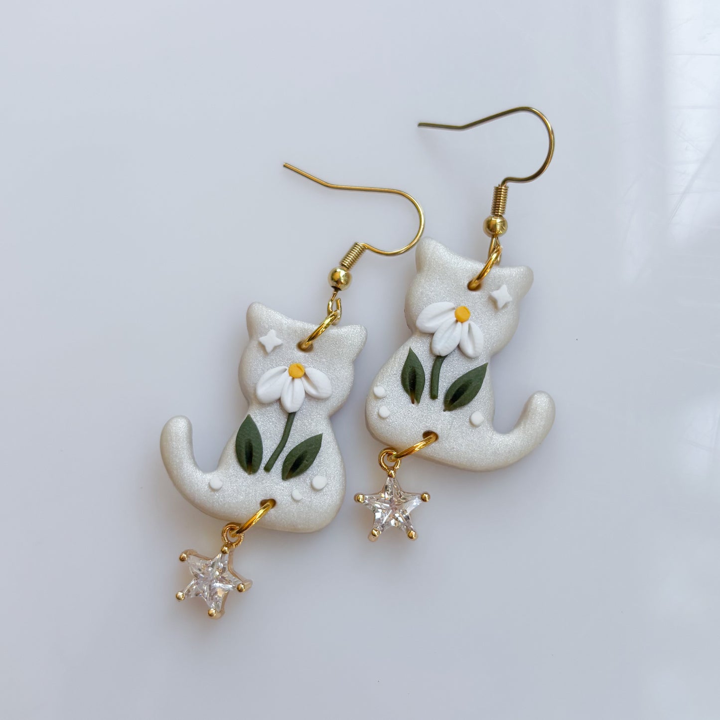PEARLY DAISY CAT EARRINGS