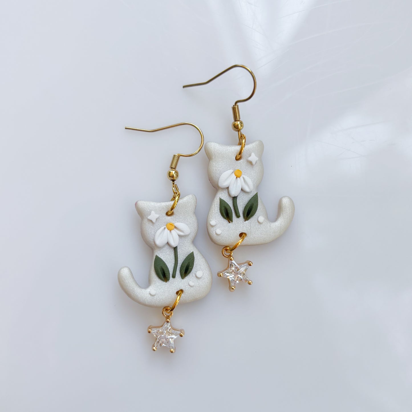 PEARLY DAISY CAT EARRINGS