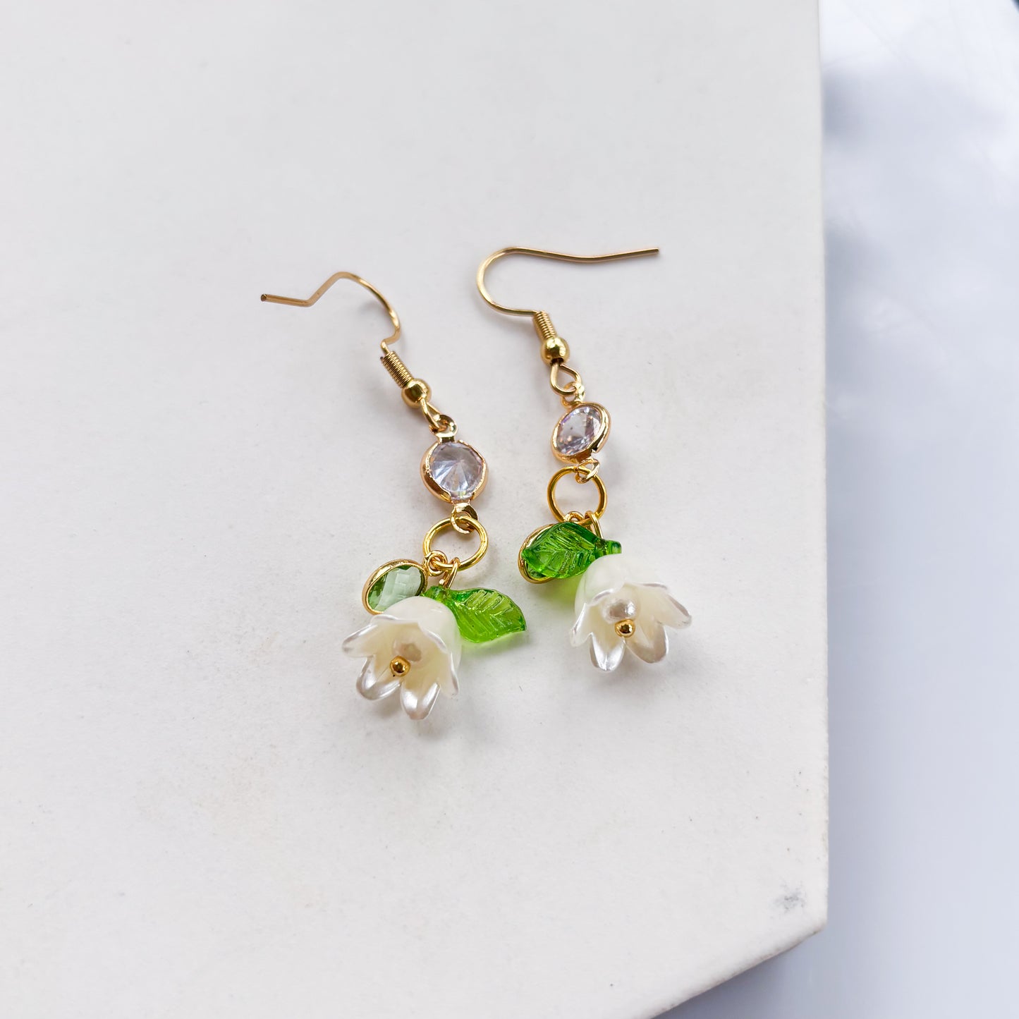 WHITE FLOWER CHARM EARRINGS