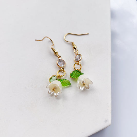 WHITE FLOWER CHARM EARRINGS